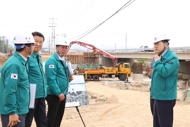 ▲ 주낙영 시장이 2025 APEC 정상회의를 앞두고 기반시설 정비사업 현장을 찾아 공사 추진 상황을 점검하고 있다.ⓒ경주시