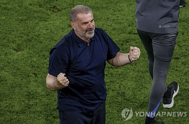 ▲ 엔제 포스테코글루 토트넘 감독이 2년 차에 UEL 우승컵을 품에 안았다.ⓒ연합뉴스 제공
