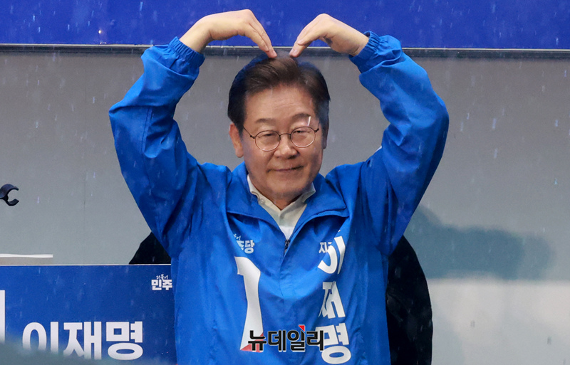 ▲ 이재명 더불어민주당 대선 후보가 6·3 대선 공식 선거운동 닷새째인 지난 15일 전남 순천시 연향동 패션의 거리에서 열리 선거 유세에서 시민들에게 인사를 하고 있다. ⓒ이종현 기자