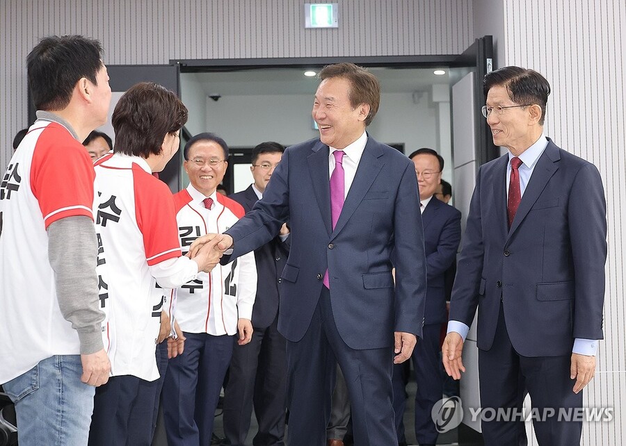 ▲ 김문수 국민의힘 대선 후보와 손학규 전 바른미래당 대표가 22일 서울 여의도 국민의힘 중앙당사에서 열린 정치개혁 관련 긴급 기자회견에 참석하고 있다. /연합뉴스