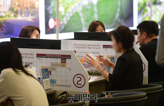 ▲ 신축 아파트 견본주택 방문객들이 분양상담을 받고 있다. ⓒ뉴데일리DB