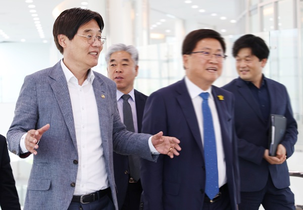 ▲ 김형렬 행정중심복합도시건설청장(왼쪽)과 최교진 세종교육감디 지난 21일 산울동 평생교육원에서 시설 준공 후 이관을 위한 기관장 합동 점검을 하고 있다.ⓒ행복청