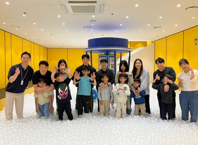 ▲ 지난 16일 서울 구로구 한 키즈카페에서 고려아연과 계열사 임직원들이 동명아동복지센터 아동들과 체험 활동을 하면서 기념촬영을 하고 있다. ⓒ고려아연