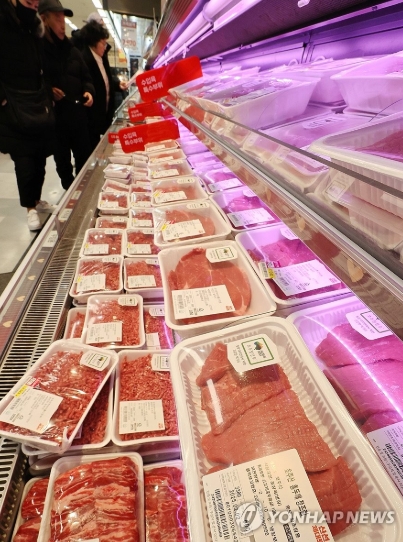 ▲ 서울의 한 대형마트에서 시민들이 수입산 소고기를 고르고 있다. ⓒ연합뉴스