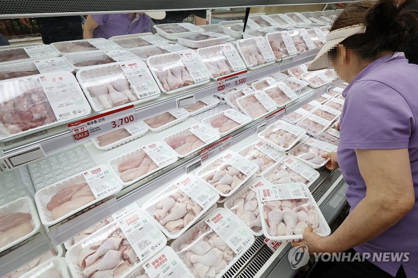 ▲ 마트에 진열된 닭 ⓒ연합