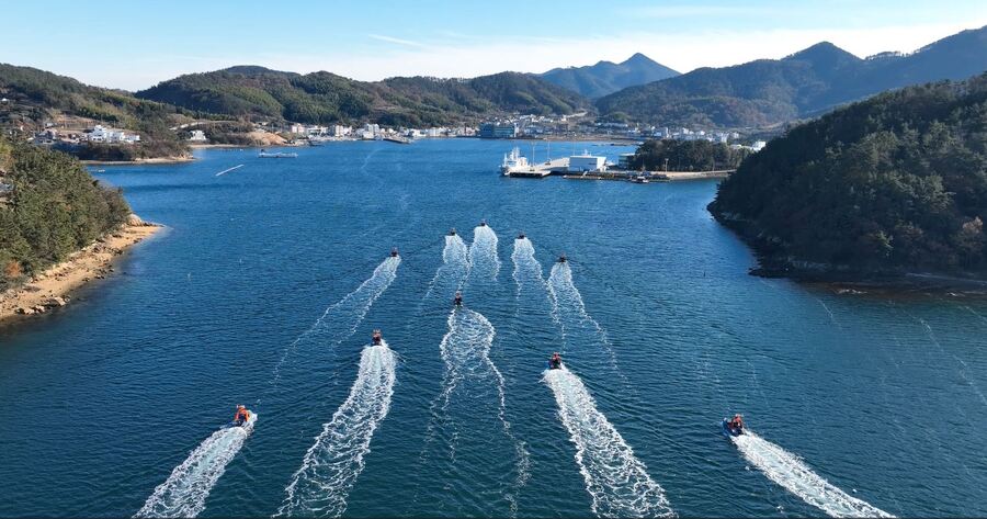 ▲ 한화시스템이 실해역에서 군집 무인수상정 10대의 군집기동 성능검증을 진행하고 있다. ⓒ한화시스템