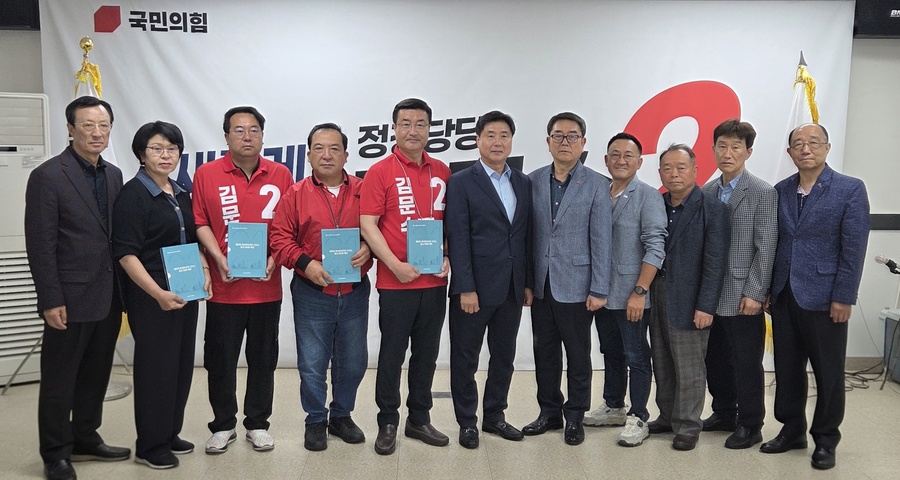 ▲ 21일 중소기업중앙회 제주본부와 국민의힘 제21대 대선 제주선거대책위원회의 정책 간담회 후 양측 주요 관계자자들이 기념촬영을 하고 있다. ⓒ국민의힘 제주특별자치도당 제공