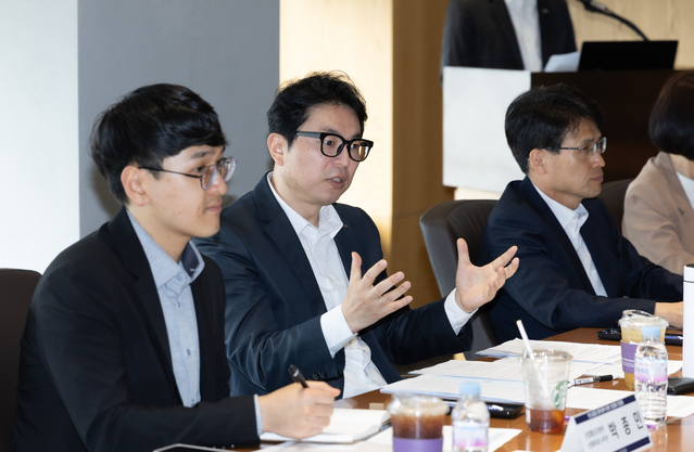 ▲ 22일 한국무역협회가 서울시 강남구 삼성동 트레이드타워에서 개최한 '탄소중립 정부정책 관련 산업계 간담회'에서 정귀일 한국무역협회 지속성장지원실장이 인사말을 하고 있다.ⓒ한국무역협회