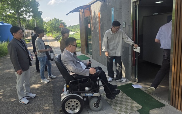 ▲ 장애인사회참여증진특별위원회가 5월 관내 공중화장실 22개소에 대해 편의시설 관리 실태를 집중 점검하고 있다.ⓒ대전시의회