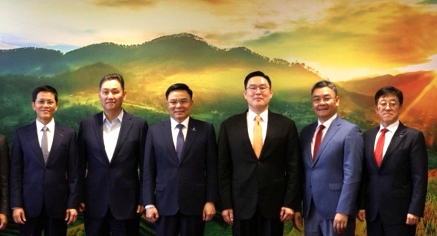 ▲ 구본규 LS전선 대표(왼쪽부터 네번째), 레 만 훙 회장 페트로베트남 회장(왼쪽부터 세번째) ⓒLS전선