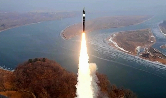 ▲ 북한 김정은이 지난 1월 6일 북한 미사일총국의 신형 극초음속 중장거리 탄도미사일 시험발사를 화상감시체계로 참관했다고 7일 북한 조선중앙TV가 보도했다. ⓒ조선중앙TV 캡쳐