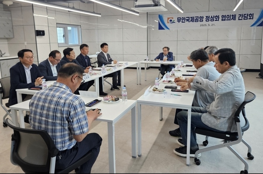 ▲ 박일상 무안국제공항 활성화 추진위원장이 무안국제공항 정상화를 위해 관계자들과 의견을 나누고 있다.ⓒ무안군 제공