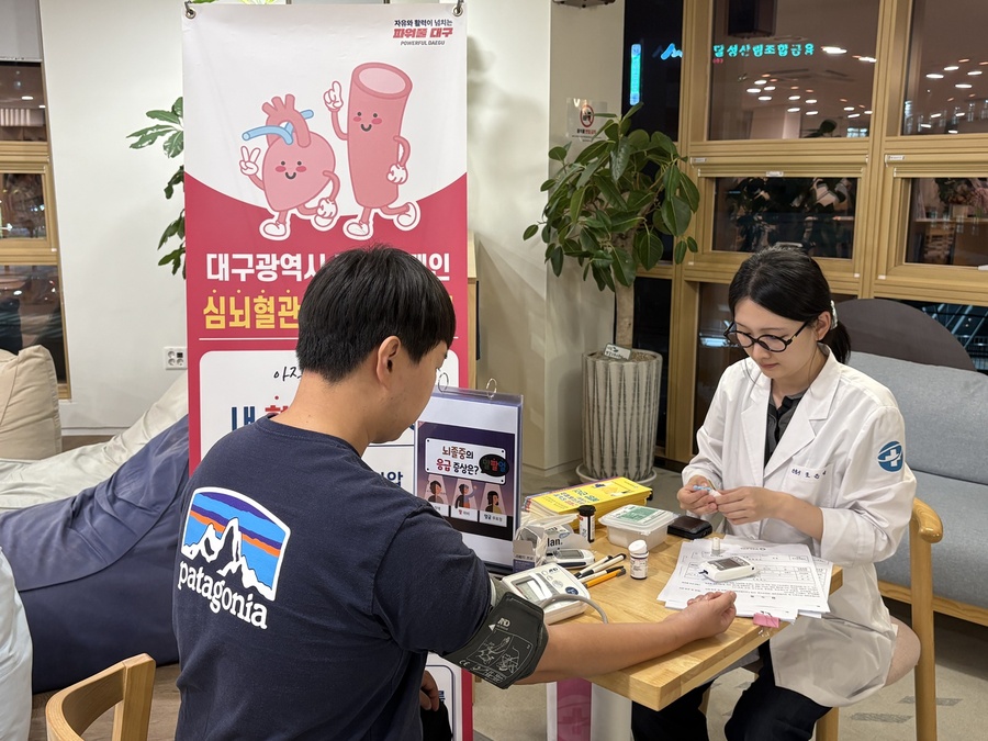 ▲ 찾아가는 건강상담실에서 참여 청년들이 혈압·혈당·콜레스테롤 및 일산화탄소 측정 등 자가 건강 상태를 점검하고 있다.ⓒ달성군