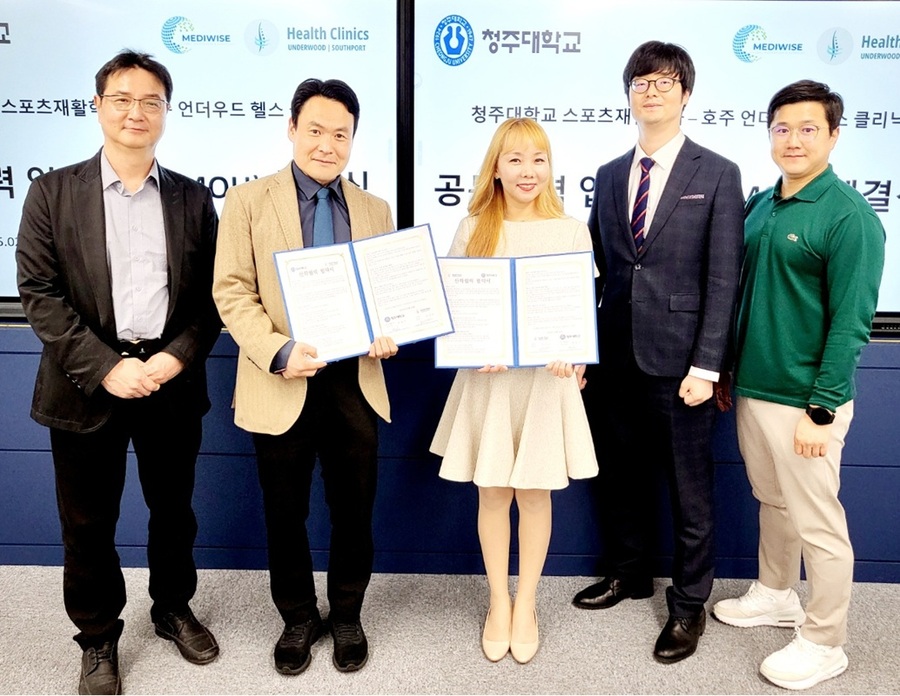 ▲ 청주대 스포츠재활학과 홍영기(왼쪽 2번째)교수와 민선아 대표(왼쪽 3번째) 등 관계자들이 협약을 체결한 뒤 기념사진을 촬영하고 있다.ⓒ청주대학교