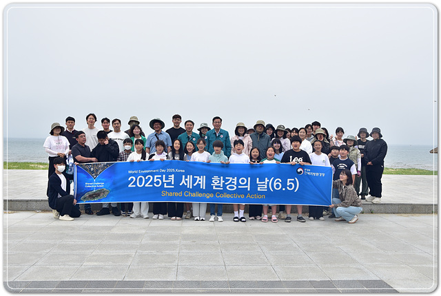 ▲ ⓒ김호은 전북지방환경청장은 22일 부안 변산해수욕장에서 다가오는 세계 환경의 날(6.5)을 기념하여 환경유관기관, 미래세대와 함께하는 ‘줍깅’ 캠페인을 실시했다고 밝혔다.김성수기자