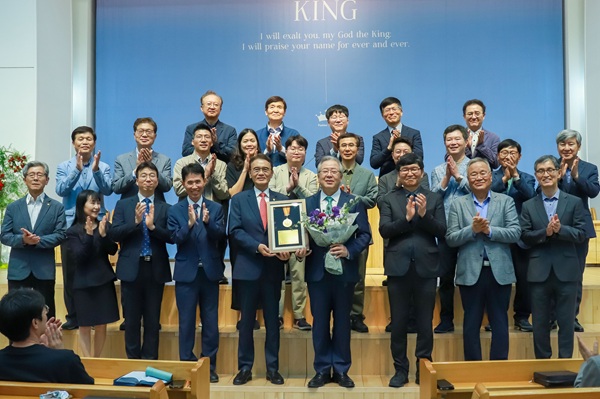 ▲ 이승철 총장이 오정호 목사(새로남교회)에게 기독교 정신을 바탕으로 대학 발전과 인재 양성에 기여한 공로로 대학장을 수여했다.ⓒ한남대