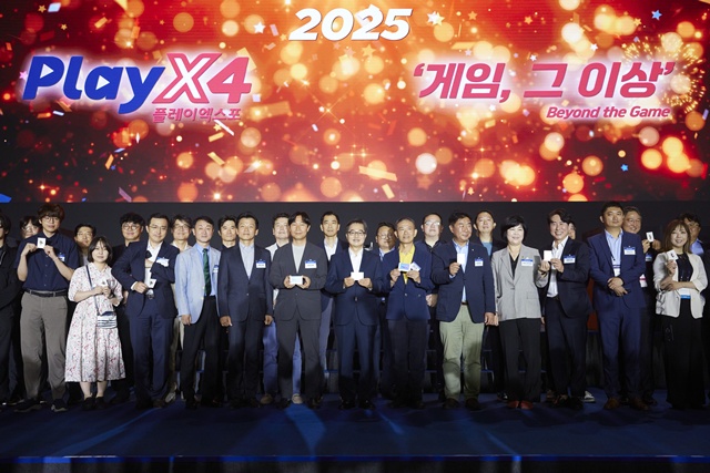 ▲ 김동연 경기도지사가 22일 오전 킨텍스 1전시장에서 열린 2025 플레이엑스포(PlayX4)에서 참가자들과 기념촬영을 하고 있다. ⓒ경기도 제공