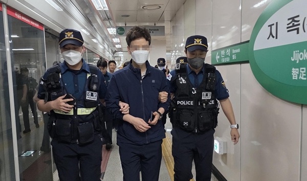 ▲ 유성경찰서와 함께 21일 지족역에서 합동 도시철도 범죄 예방 훈련을 진행하고 있다.ⓒ대전교통공사