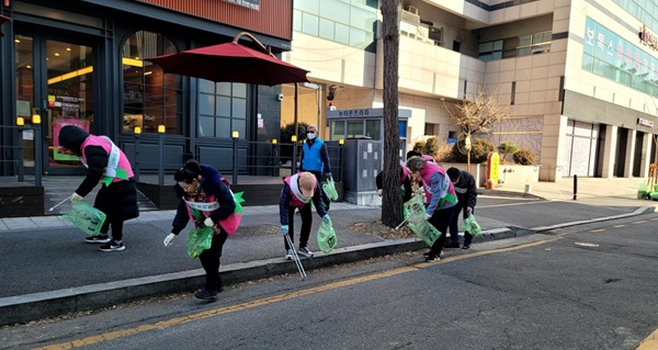 ▲ 유성구 노은3동 직능단체 회원들이 길거리에서 쓰레기를 줍고 있다.ⓒ유성구