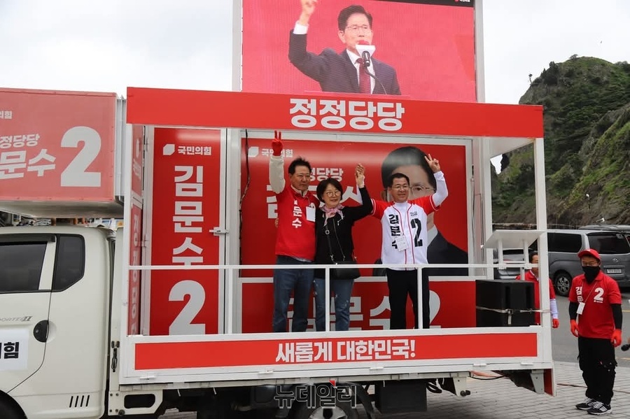 ▲ 이상휘 의원과 남진복 경북도의회 국민의힘 원내대표가 합동 유세에 나서 유권자와 소통하고 있다. ⓒ뉴데일리