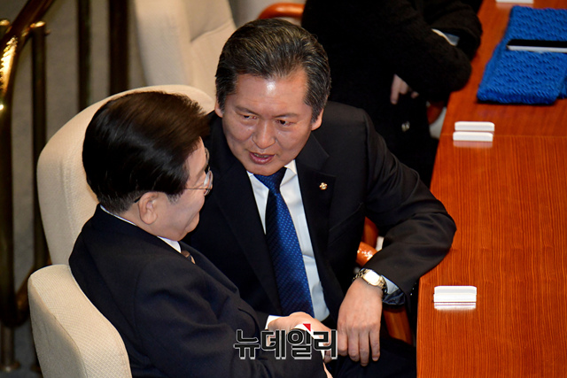 ▲ 이재명 더불어민주당 대통령 후보(왼쪽)와 정청래 민주당 의원. ⓒ이종현 기자