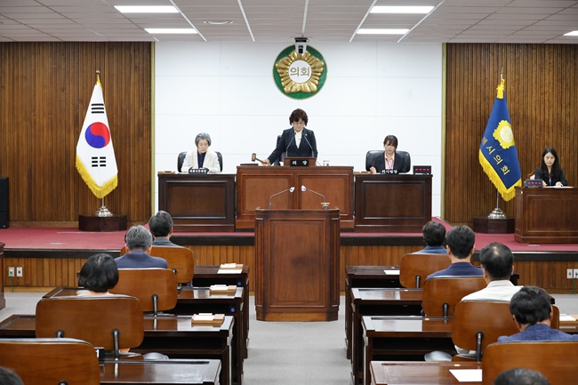 ▲ 동해시의회가 22일 제352회 임시회 제2차 본회의를 열고 10일 간 진행된 의사일정을 마무리했다. ⓒ동해시