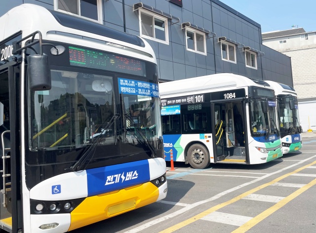 ▲ 광명시 시내버스 운수업체 차고지에서 전기버스가 운행을 준비하고 있다. ⓒ광명시 제공