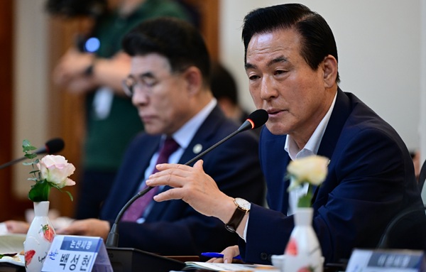 ▲ 백성현 논산시장이 22일 당진시청에서 열린 '민선8기 제5차 충남시장군수협의회 정기회의'에서 교통단속 과태료 수입의 지방 환원과 바가지요금 근절을 위한 제도 마련을 건의하고 있다.ⓒ논산시