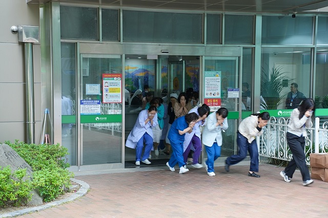 ▲ 포항성모병원은 22일, 119효자안전센터와 함께 합동소방훈련을 실시해 환자와 직원의 생명을 지키기 위한 실전형 대응체계 점검에 나섰다.ⓒ포항성모병원