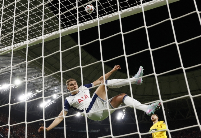 ▲ 토트넘이 맨유를 꺾고 UEL 우승을 차지했다. 미키 판 더 펜은 결정적 수비를 해내며 토트넘을 위기에서 구해냈다.ⓒ연합뉴스 제공