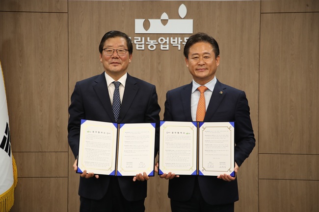 ▲ 홍천군(군수 신영재)이 21일 국립농업박물관(관장 오경태)과 전통 농경문화 보존 및 지역 농업·농촌 활성화를 위한 업무협약(MOU)을 체결했다.ⓒ홍천군