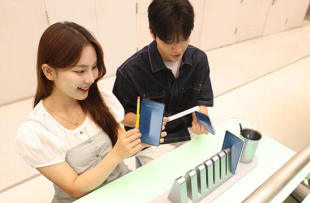 ▲ '삼성 강남'의 '갤럭시 스튜디오'에서 '갤럭시 S25 엣지'의 초슬림 두께를 체험하는 모습.ⓒ삼성전자