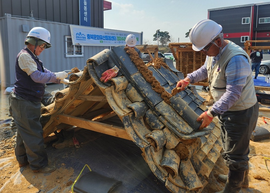 ▲ 국가유산수리기능자들이 국가유산의 원형 보존을 위해 수리, 복원하고 있다.ⓒ충북도