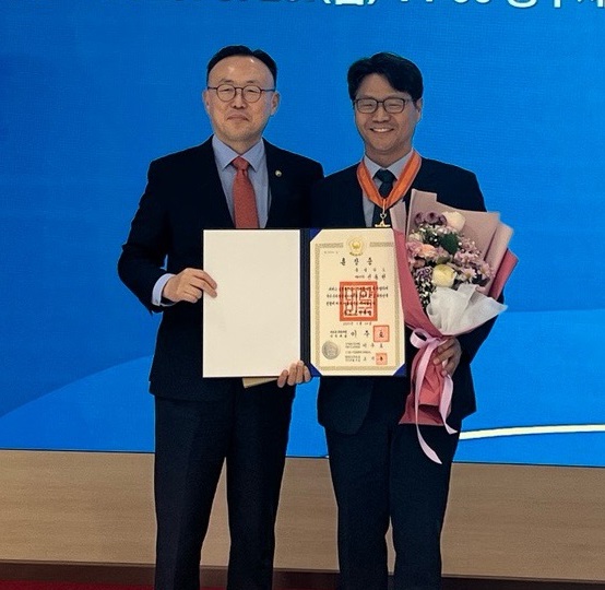 ▲ 신동헌 충남도 자치안전실장(우)이 23일 정부세종청사에서 열린 제32주년 방재의 날 행사에서 홍조 근정훈장을 받았다.ⓒ충남도