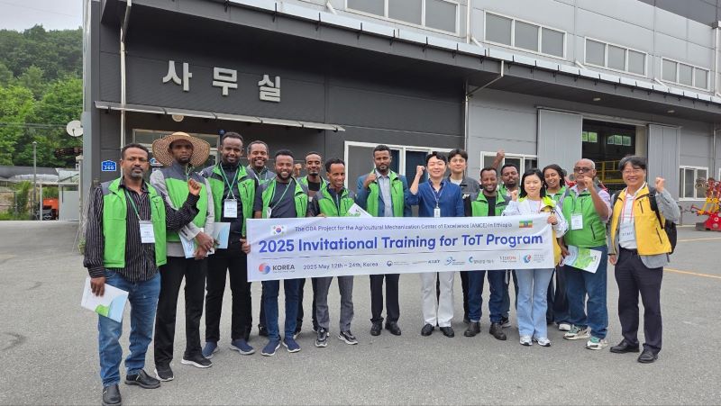 ▲ 에티오피아 연수단이 천안시 농업기계임대사업장을 찾아 우수 운영사례를 벤치마킹하고 기념촬영을 하고 있다.ⓒ천안시