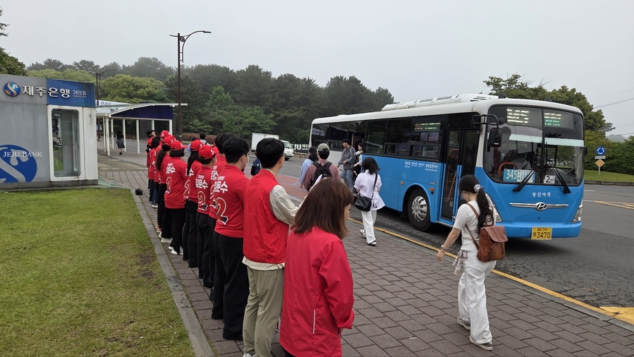 ▲ 국민의힘 제21대 대통령 선거 제주선거대책위원회가 22일 제주대학교 아라캠퍼스 정문에서 선거 운동을 하고 있다. ⓒ국민의힘 제주특별자치도당 제공