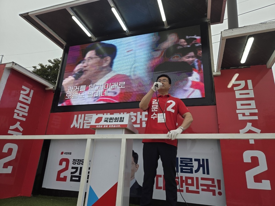 ▲ 김승욱 국민의힘 제21대 대통령 선거 제주선거대책위원회 총괄선대위원장이 22일 제주대학교 아라대동제 현장에서 김문수 대선후보에 대한 지지를 호소하는 연설을 하고 있다. ⓒ국민의힘 제주특별자치도당 제공
