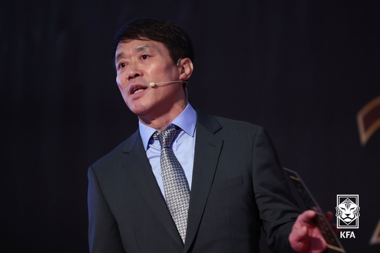 ▲ 2022년 8월 대회 중 여성 심판 3명과 술을 마신 문진희 심판위원장은 징계를 받지 않았다.ⓒ대한축구협회 제공