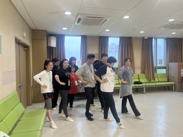 ▲ 발달장애인들이 발레클래스에서 발레를 배우고 있다. ⓒ수원시 제공
