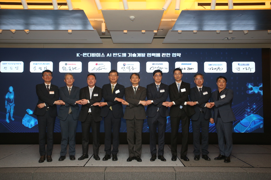 ▲ 안덕근 산업통산부장관(왼쪽에서 다섯번째), 김지홍 KAI 미래융합기술원장(오른쪽에서 두번째)이 기념촬영하고 있다. ⓒKAI