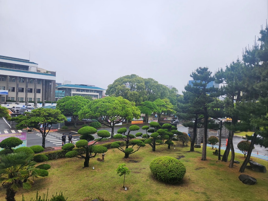 ▲ 지난 22일 숨진 중등 교사를 추모하는 ‘합동 분양소’가 설치된 제주특별자치도교육청 앞마당 ⓒ노재균 기자