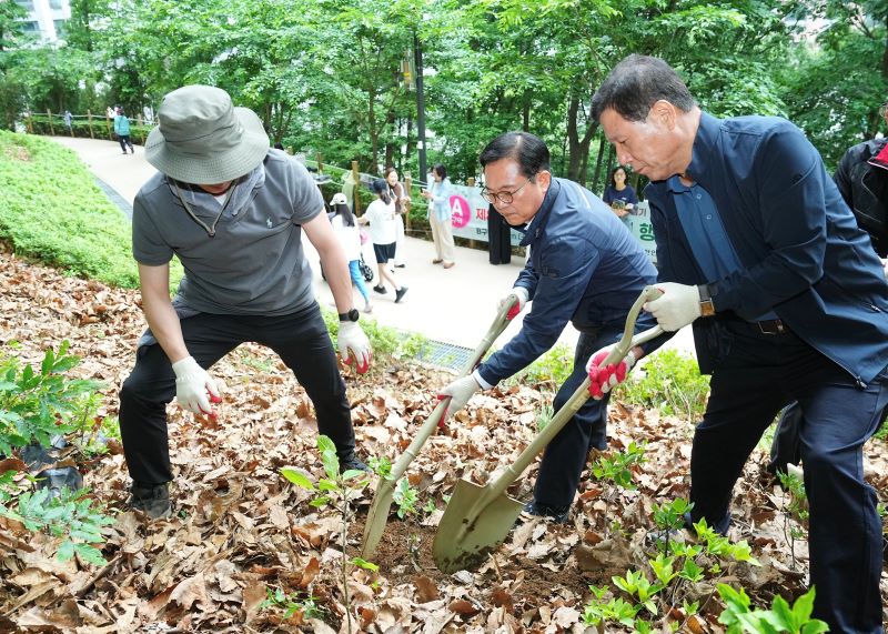 ▲ 제80회 식목일을 기념해 김석필(가운데) 천안시장 권한대행 부시장이 시 직원 들과 노태산 근린공원에서 나무를 심고 있다.ⓒ천안시