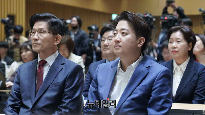 ▲ 김문수 국민의힘 대선후보, 이준석 개혁신당 대선후보가 19일 오전 서울 중구 서울시청에서 열린 약자와 동행하는 서울 토론회 참석해 자리하고 있다. ⓒ사진=이준석 캠프