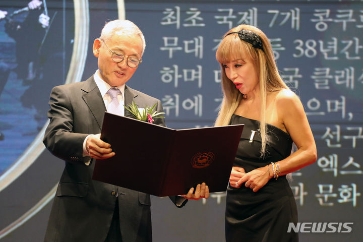 ▲ 성악가 조수미가 2023년 10월 27일 서울 서대문구 모두예술극장에서 열린 '2023 문화예술발전유공자 시상식'에서 유인촌 문화체육관광부 장관으로부터 금관 문화훈장을 받고 있다.ⓒ뉴시스