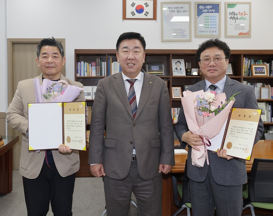 ▲ 이범석 청주시장은 23일 임시청사 집무실에서 이민영 예술감독(왼쪽), 김원선예술감독(오른쪽)에게 위촉장을 전달했다.ⓒ청주시