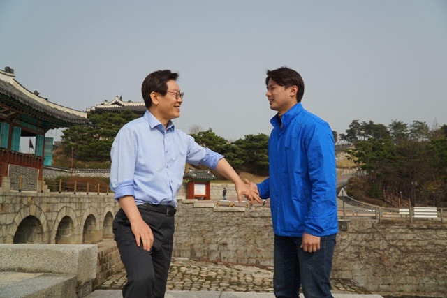 ▲ 황대호 더불어민주당 선거대책위원회 총괄선거대책본부 청년대변인이 2018년 경기도의회 의원 예비후보 당시 이재명 경기도지사 예비후보와 화성행국에서 만나 인사하고 있다. ⓒ황대호 경기도의회 의원 제공