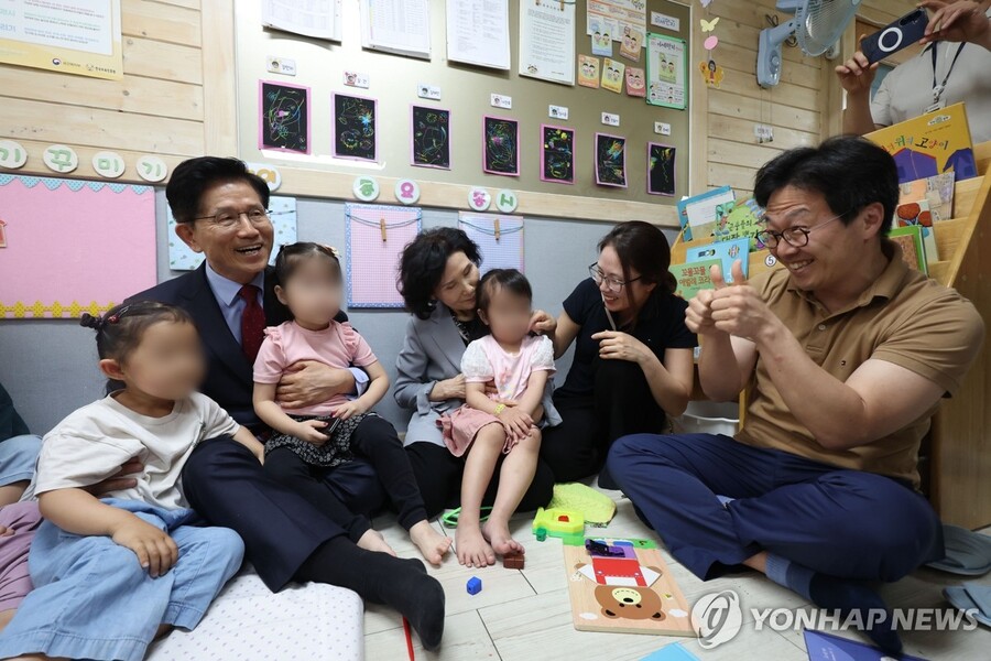 ▲ 지난 22일 김문수 국민의힘 대선 후보와 배우자 설난영 여사, 딸 김동주 씨 부부가 22일 경기도 광명시의 한 어린이집을 방문해 어린이들과 만나고 있다ⓒ연합뉴스 제공