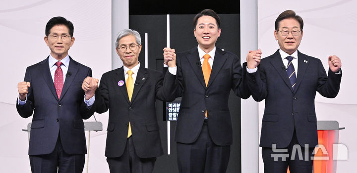 ▲ 18일 서울 마포구 SBS프리즘타워에서 열린 중앙선거방송토론위원회 주관 제21대 대통령선거 후보자 토론회에서 각 정당 대선 후보들이 선전을 다짐하고 있다. 왼쪽부터 국민의힘 김문수, 민주노동당 권영국, 개혁신당 이준석, 더불어민주당 이재명 대선후보. ⓒ뉴시스