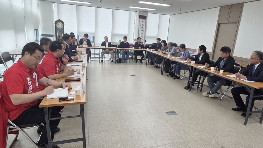 ▲ 제주 4‧3 유족회가 23일 국민의힘 제21대 대통령 선거 제주선거대책위원회와 정책 간담회를 실시하고 있다. ⓒ국민의힘 제주특별자치도당 제공
