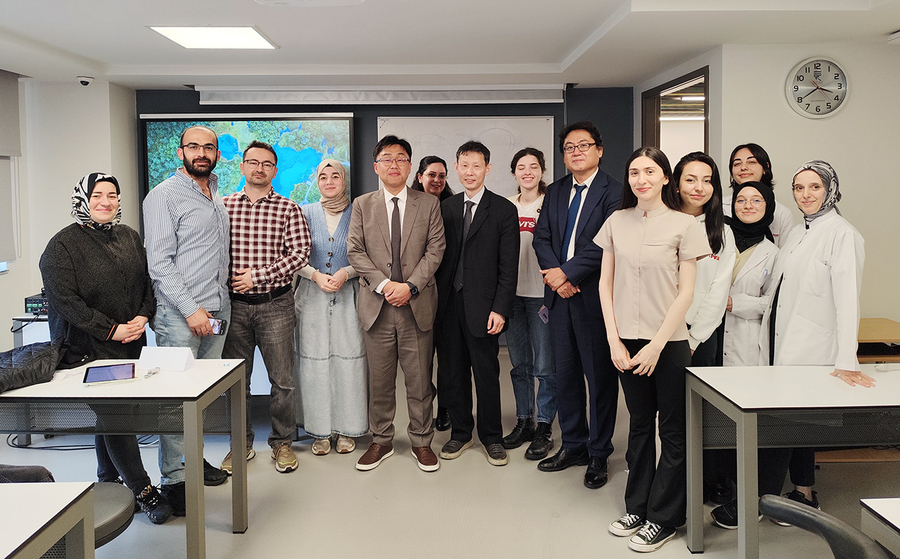 ▲ 대구한의대학교(총장 변창훈)는 한의약진흥원의 지원으로 진행되는 ‘한의약 해외교육·연수 지원 사업’을 통해 5월 우즈베키스탄 및 튀르키예에서 현지 의과대학 재학생들을 대상으로 한의학 해외교육을 실시했다.ⓒ대구한의대